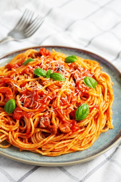 Domowe Spaghetti Oliwką Sosem Pomidorowym Widok Boku — Zdjęcie stockowe