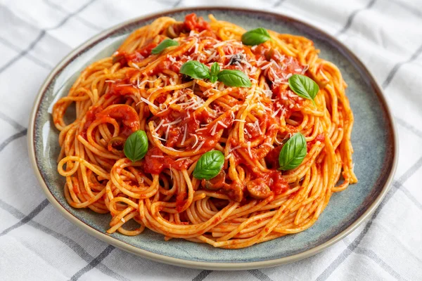 Espaguetis Caseros Con Aceitunas Salsa Tomate Vista Lateral Primer Plano —  Fotos de Stock