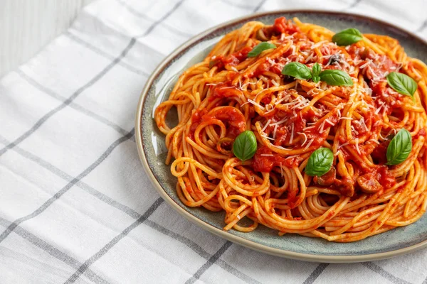 Domowe Spaghetti Oliwką Sosem Pomidorowym Widok Boku Przestrzeń Kopiowania — Zdjęcie stockowe