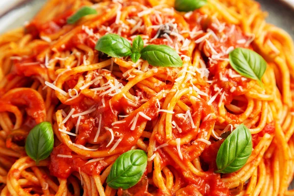 Espaguetis Caseros Con Aceitunas Salsa Tomate Vista Ángulo Bajo Primer —  Fotos de Stock