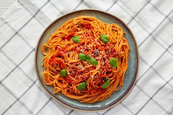Domowe Spaghetti Oliwką Sosem Pomidorowym Widok Góry Płaskie Ułożenie Nad — Zdjęcie stockowe