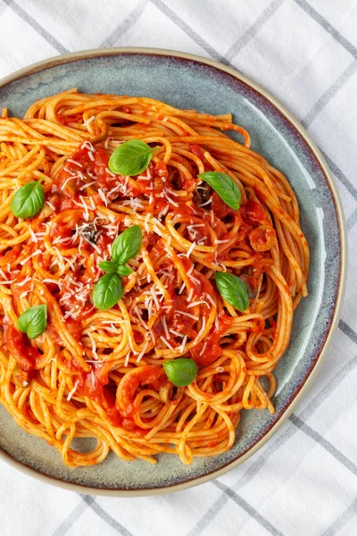 Domowe Spaghetti Oliwką Sosem Pomidorowym Widok Góry Płaskie Ułożenie Nad — Zdjęcie stockowe