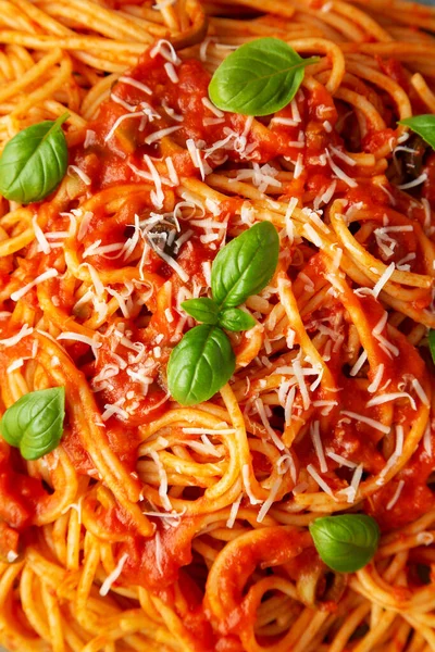 Zelfgemaakte Spaghetti Met Olijven Tomatensaus Bovenaanzicht Plat Gelegen Boven Van — Stockfoto