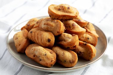 Tabakta ev yapımı çikolatalı kurabiyeler, yan manzara. Yakın plan..