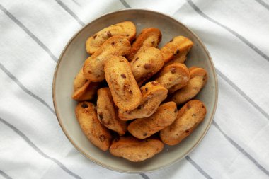 Tabakta ev yapımı çikolatalı kurabiyeler, en iyi manzara. Dümdüz, tepeden, yukarıdan.