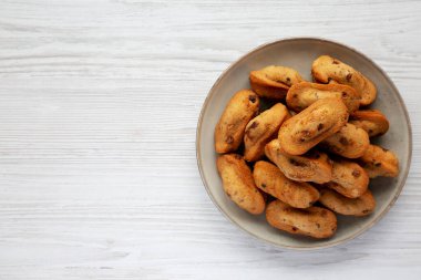 Beyaz ahşap bir yüzey üzerinde ev yapımı çikolatalı kurabiyeler. Dümdüz, tepeden, yukarıdan. Boşluğu kopyala.