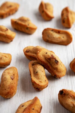 Beyaz ahşap arka planda ev yapımı çikolatalı kurabiyeler.. 