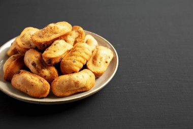 Siyah bir arka planda, tabakta ev yapımı çikolatalı kurabiyeler. Yakın plan. Boşluğu kopyala.