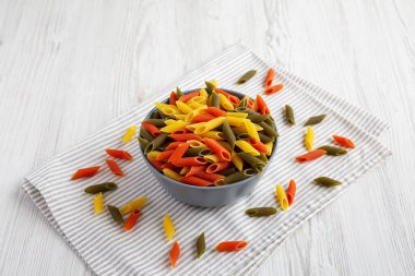 Durum Wheat Semolina Pasta ile domates ve ıspanak bir kâse, yan görüş. Üç renkli Penne Makarnası.