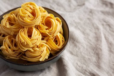 Ev yapımı Organik Tagliatelle Makarnası, düşük açılı. Boşluğu kopyala.