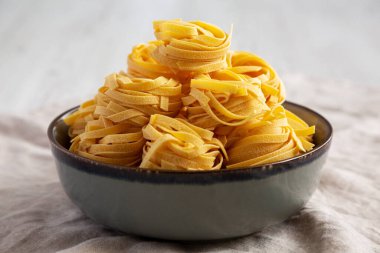 Ev yapımı Organik Tagliatelle Makarnası. Yakın plan..