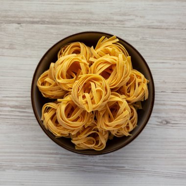 Ev yapımı Organik Tagliatelle Makarnası. Dümdüz, tepeden, yukarıdan. 