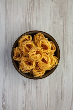 Ev yapımı Organik Tagliatelle Makarnası. Dümdüz, tepeden, yukarıdan. 