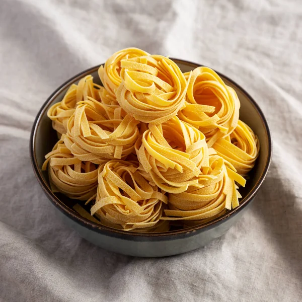 Hausgemachte Trockene Tagliatelle Pasta Aus Kontrolliert Biologischem Anbau Einer Schüssel — Stockfoto