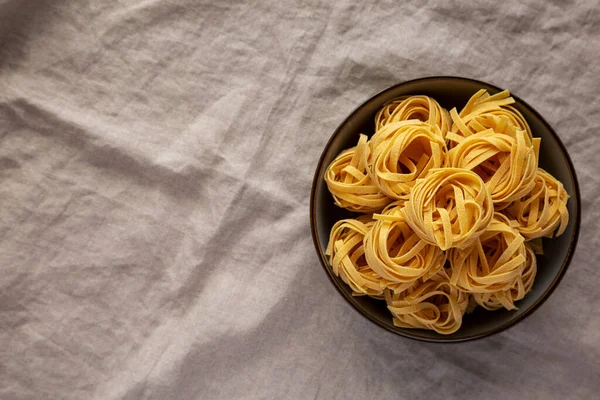 โฮมเมดอ นทร งพาสต Tagliatelle ในชาม มมองด านบน แบนวางเหน รษะจากด านบน — ภาพถ่ายสต็อก