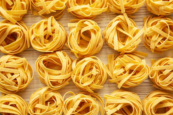 Hausgemachte Organic Dry Tagliatelle Pasta Auf Weißem Holzhintergrund Draufsicht Flache — Stockfoto