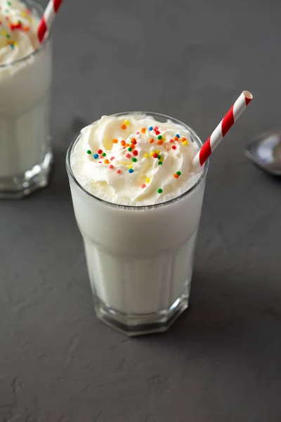 Zelfgemaakte Vanille Milkshake Met Slagroom Zijaanzicht — Stockfoto