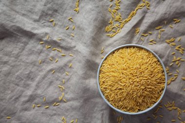 Çiğ Organik Risoni Makarnası. Dümdüz, tepeden, yukarıdan. Metin için boşluk.