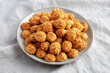 Tabakta Parmigiano Reggiano olan ev yapımı gevrek bisküviler..