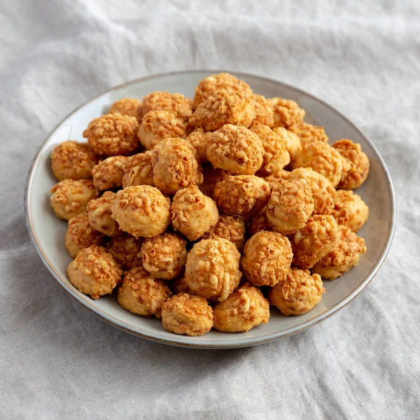 Tabakta Parmigiano Reggiano olan ev yapımı Crumbly Bisküvileri. Yakın plan..