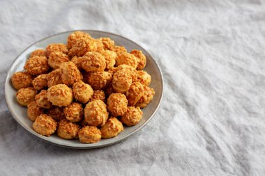 Tabakta Parmigiano Reggiano olan ev yapımı Crumbly Bisküvileri. Metin için boşluk.