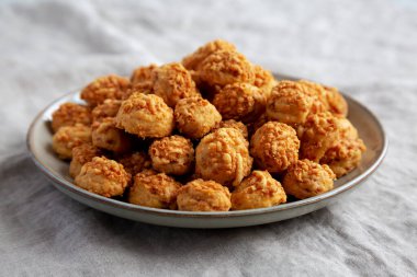 Tabakta Parmigiano Reggiano olan ev yapımı gevrek bisküviler.. 