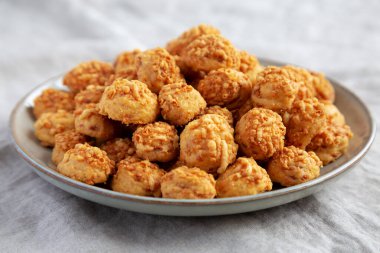 Tabakta Parmigiano Reggiano olan ev yapımı Crumbly Bisküvileri. Yakın plan..