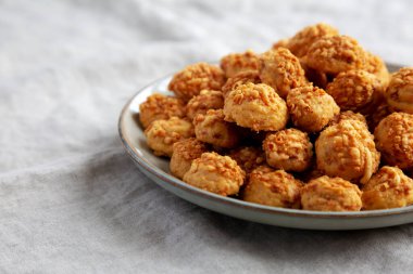 Tabakta Parmigiano Reggiano olan ev yapımı Crumbly Bisküvileri. Boşluğu kopyala.