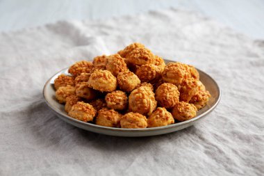 Tabakta Parmigiano Reggiano olan ev yapımı gevrek bisküviler.. 