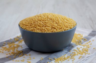 Tabakta çiğ organik Stelline Makarna, yan görüş. Yakın plan..