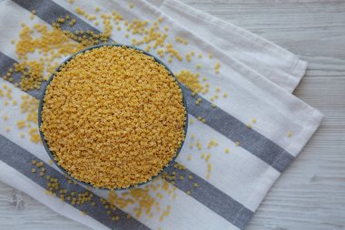 Tabakta çiğ organik Stelline Makarna, üst manzara. Dümdüz, tepeden, yukarıdan. Boşluğu kopyala.