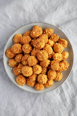 Tabakta Parmigiano Reggiano olan ev yapımı Crumbly Bisküvileri. Dümdüz, tepeden, yukarıdan. 