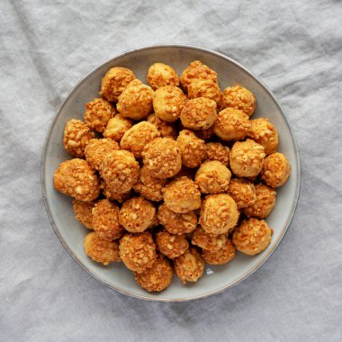 Tabakta Parmigiano Reggiano olan ev yapımı Crumbly Bisküvileri. Dümdüz, tepeden, yukarıdan. 