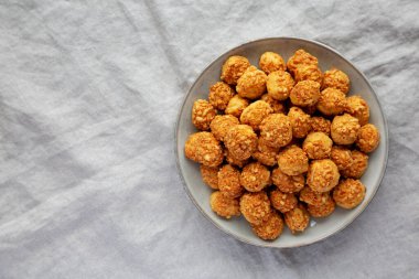 Tabakta Parmigiano Reggiano olan ev yapımı Crumbly Bisküvileri. Dümdüz, tepeden, yukarıdan. Metin için boşluk.