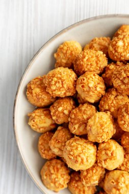 Tabakta Parmigiano Reggiano olan ev yapımı Crumbly Bisküvileri. Dümdüz, tepeden, yukarıdan.