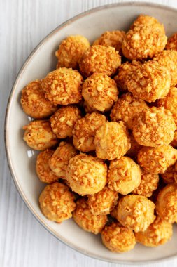 Tabakta Parmigiano Reggiano olan ev yapımı Crumbly Bisküvileri. Dümdüz, tepeden, yukarıdan. Yakın plan.