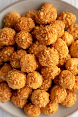 Tabakta Parmigiano Reggiano olan ev yapımı Crumbly Bisküvileri. Dümdüz, tepeden, yukarıdan. 