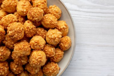 Tabakta Parmigiano Reggiano olan ev yapımı Crumbly Bisküvileri. Dümdüz, tepeden, yukarıdan. Boşluğu kopyala.