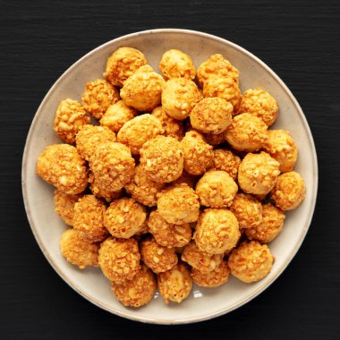 Siyah arka planda, üzerinde Parmigiano Reggiano olan ev yapımı Crumbly Bisküvileri. Dümdüz, tepeden, yukarıdan. 