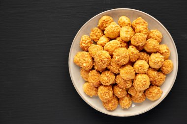 Siyah arka planda, üzerinde Parmigiano Reggiano olan ev yapımı Crumbly Bisküvileri. Dümdüz, tepeden, yukarıdan. 