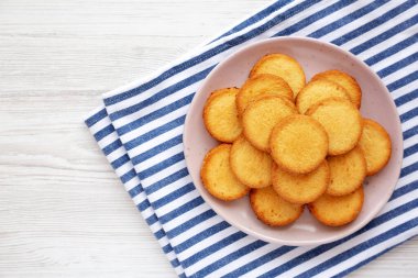 Pembe tabakta ev yapımı Saf Tereyağlı Ekmek, üst manzara. Dümdüz, tepeden, yukarıdan. Boşluğu kopyala.