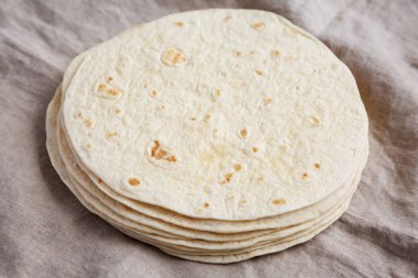Ev yapımı Meksika Mısırlı Tortilla 'sı. Düşük açılı. Yakın plan..