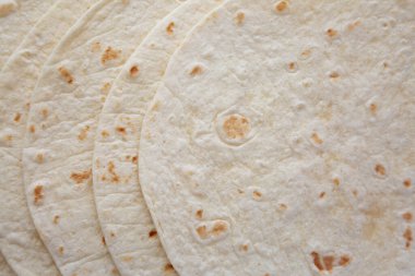 Ev yapımı Meksika Mısırlı Tortilla 'sı. Dümdüz, tepeden, yukarıdan. 
