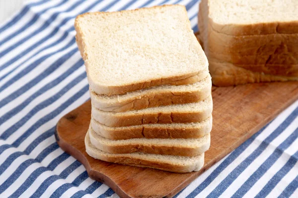 Köy tahtasında beyaz ekmek dilimleri, yan görüş..