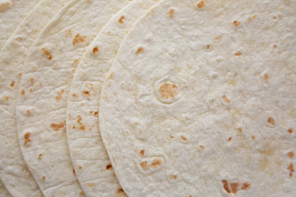 Ev yapımı Meksika Mısırlı Tortilla 'sı. Dümdüz, tepeden, yukarıdan. 