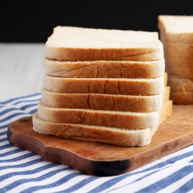 Köy tahtasında beyaz ekmek dilimleri, yan görüş.. 