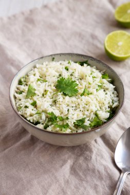 Ev yapımı Cilantro Limonlu Pirinç, yan manzara..