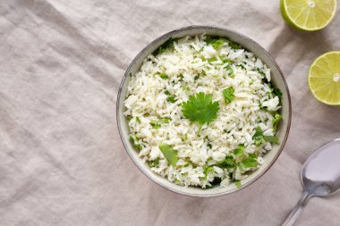 Ev yapımı Cilantro Limonlu Pirinç, en iyi manzara. Dümdüz, tepeden, yukarıdan. Metin için boşluk.