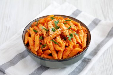 Peynirli ve maydanozlu arta kalan sostan ev yapımı Penne Alla Votka..