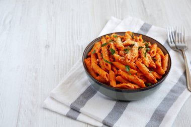 Peynirli ve maydanozlu arta kalan sostan ev yapımı Penne Alla Votka. Düşük açılı. Metin için boşluk.